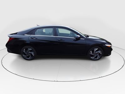 2024 Hyundai Elantra — photo 8 view