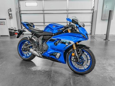 2025 Yamaha YZF-R7 - Photo 2