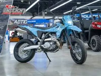 2025 Suzuki DR-Z4SM — front three-quarter view