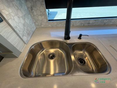 2026 Tiffin Motorhomes Phaeton — photo 18 view