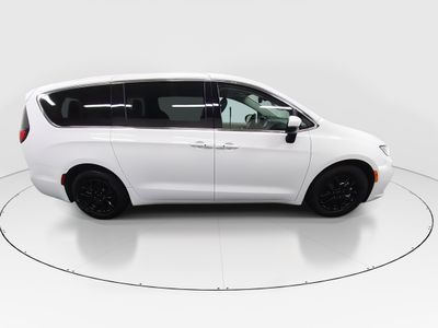 2023 Chrysler Pacifica — photo 8 view