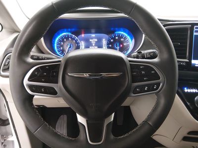 2023 Chrysler Pacifica — photo 12 view