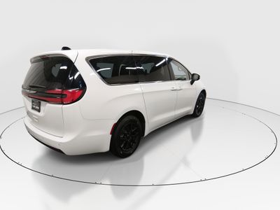 2023 Chrysler Pacifica — photo 7 view