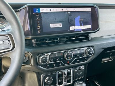 2025 Jeep Wrangler - Photo 15