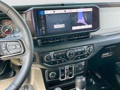 2025 Jeep Wrangler - Photo 14