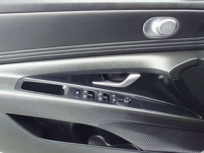 2025 Hyundai Elantra — photo 19 view