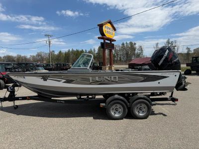 2017 Lund 1875 PRO V 1875 PRO V — front three-quarter view