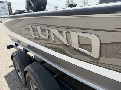 2017 Lund 1875 PRO V — engine compartment view