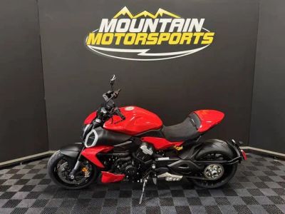 2026 Ducati DIAVEL V4 — front three-quarter view