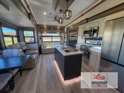 2025 Montana 3123RL — photo 11 view