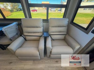 2025 Montana 3123RL — photo 13 view