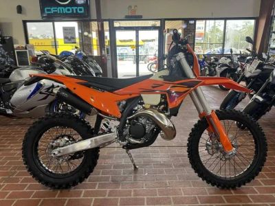 2026 KTM 150 XC-W — front three-quarter view
