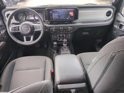 2025 Jeep Wrangler — photo 15 view