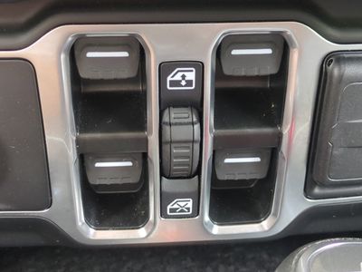 2025 Jeep Wrangler — photo 24 view
