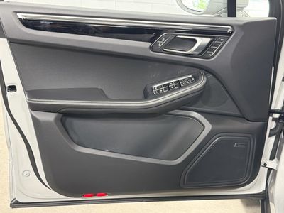 2026 Porsche Macan - Photo 22