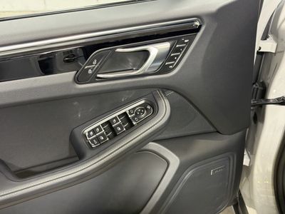 2026 Porsche Macan - Photo 23