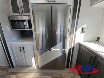 2025 CrossRoads RV Hampton - Photo 23