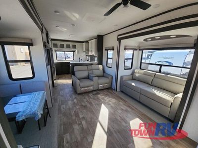 2025 CrossRoads RV Hampton - Photo 18