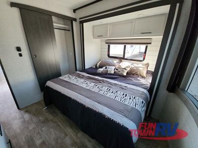 2025 CrossRoads RV Hampton - Photo 37
