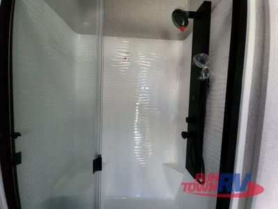 2025 CrossRoads RV Hampton - Photo 35