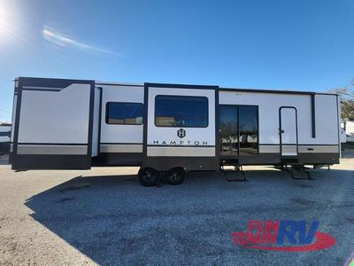 2025 CrossRoads RV Hampton - Photo 9