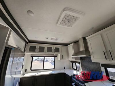 2025 CrossRoads RV Hampton - Photo 24