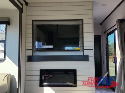 2025 CrossRoads RV Hampton - Photo 30
