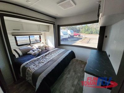 2025 CrossRoads RV Hampton - Photo 36