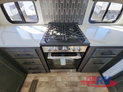 2025 CrossRoads RV Hampton - Photo 21