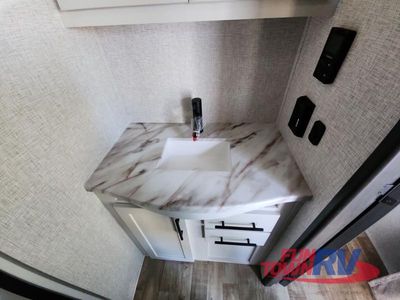 2025 CrossRoads RV Hampton - Photo 33