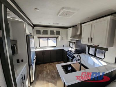 2025 CrossRoads RV Hampton - Photo 19