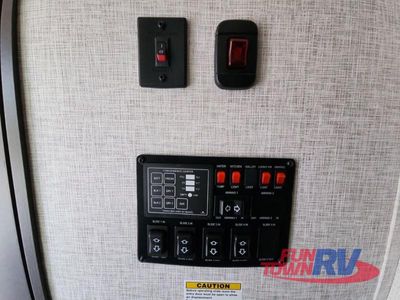 2025 CrossRoads RV Hampton - Photo 31
