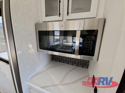 2025 CrossRoads RV Hampton - Photo 22
