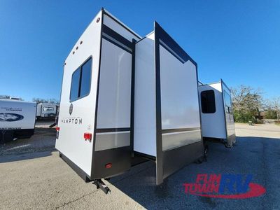 2025 CrossRoads RV Hampton - Photo 8