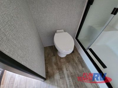 2025 CrossRoads RV Hampton - Photo 34