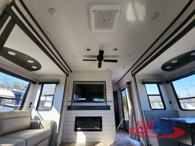 2025 CrossRoads RV Hampton - Photo 29