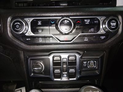 2024 Jeep Wrangler — photo 18 view