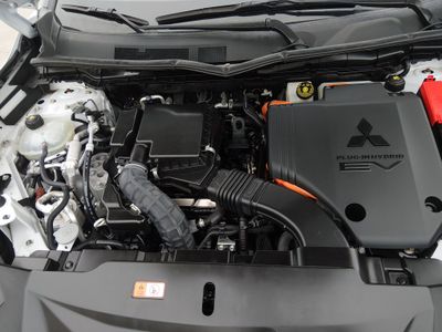 2024 Mitsubishi Outlander Plug-In Hybrid — photo 9 view