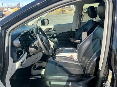 2024 Chrysler Pacifica — photo 9 view