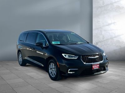 2024 Chrysler Pacifica — photo 8 view