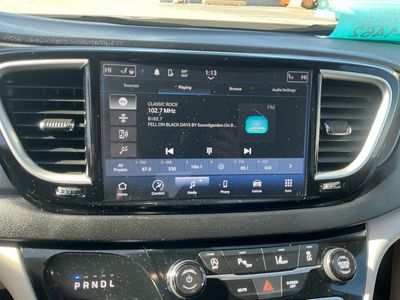 2024 Chrysler Pacifica — photo 11 view