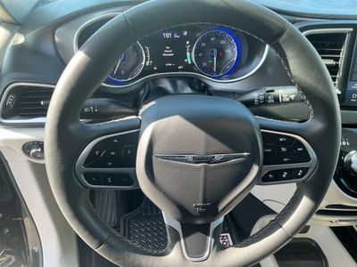 2024 Chrysler Pacifica — photo 13 view