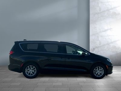 2024 Chrysler Pacifica — photo 7 view
