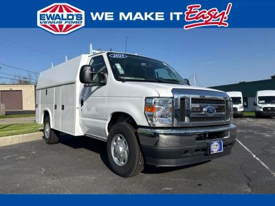 2025 Ford E-350SD Base Cutaway in Oxford White — front three-quarter view