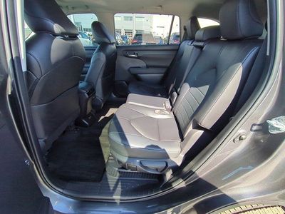 2023 Toyota Highlander Hybrid — photo 16 view