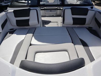 2025 Yamaha Boats AR195 - Photo 8