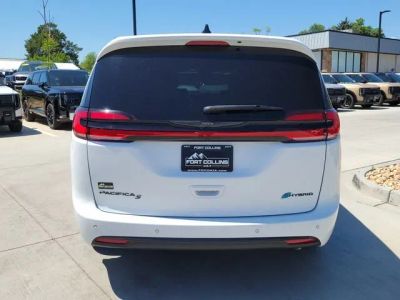 2024 Chrysler Pacifica Hybrid — interior view