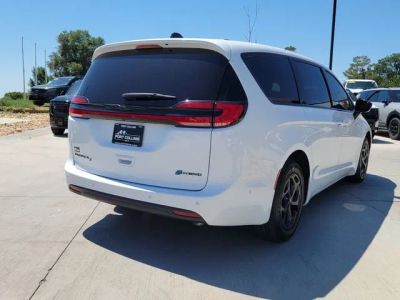 2024 Chrysler Pacifica Hybrid — detail view