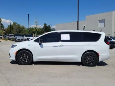 2024 Chrysler Pacifica Hybrid — side profile view
