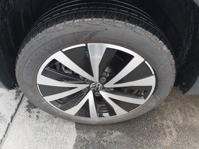 2024 Volkswagen Taos — photo 10 view